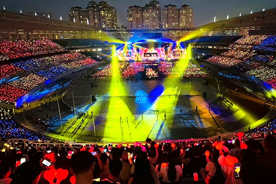 OD·综合体育300㎡透明屏和190000根荧光棒“点燃”周杰伦呼和浩特演唱会！